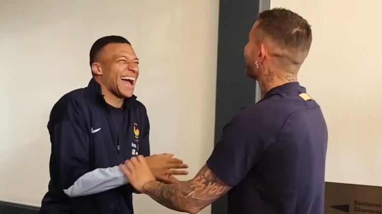 热情欢迎5位欧冠冠军到法国队报到，姆巴佩开心大笑&amp;握手拥抱