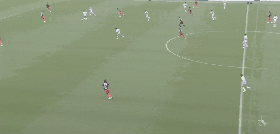 ⚽日职乙半场:卡普里尼造险,RB大宫松鼠暂0-0爱媛FC