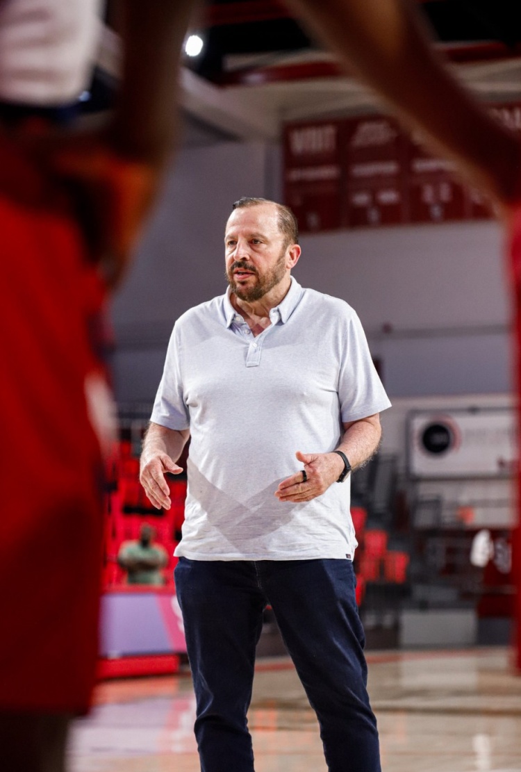 xingkong.com-身材大变样!锡伯杜现身圣约翰大学,指导球队训练