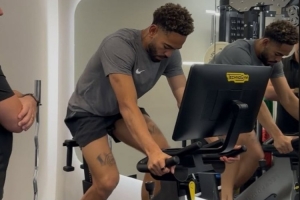 xingkong.com-努力恢复!库尼亚晒健身房训练的照片