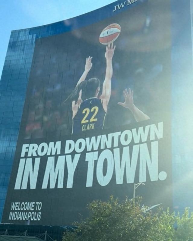 牌面拉满!印第安纳挂上巨幅克拉克海报,迎接WNBA全明星到来