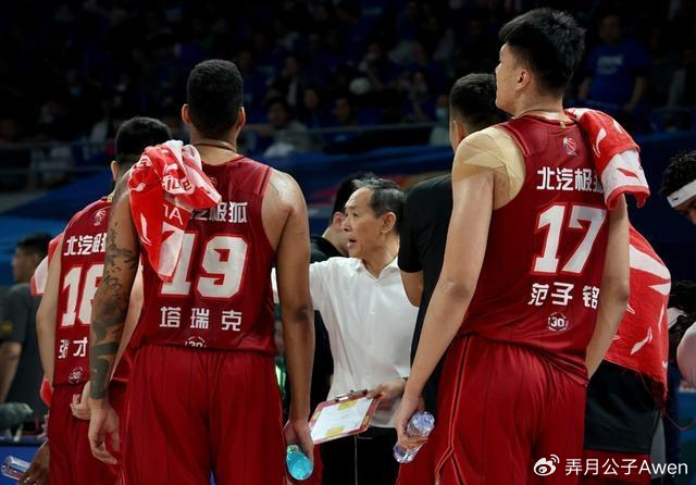 连续7场被弃用！拿600万带薪看球，球迷：中国最成功的打工人|范子铭|许利民|北京队|北京|浙江队_新浪体育_新浪新闻