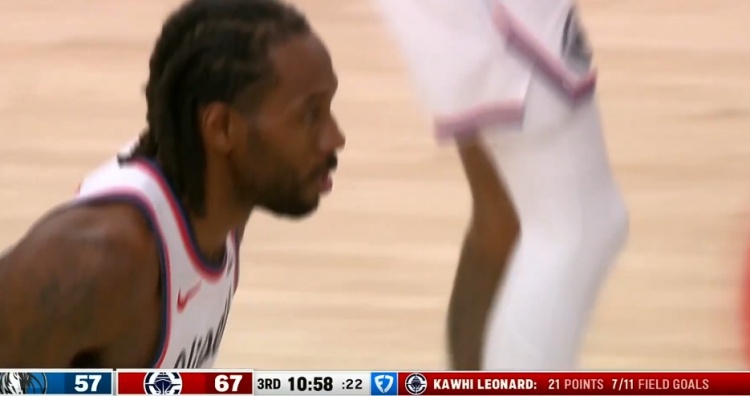 星空体育下载-探囊取物！伦纳德冲击内线抛投得手 完成连续55场得分20+